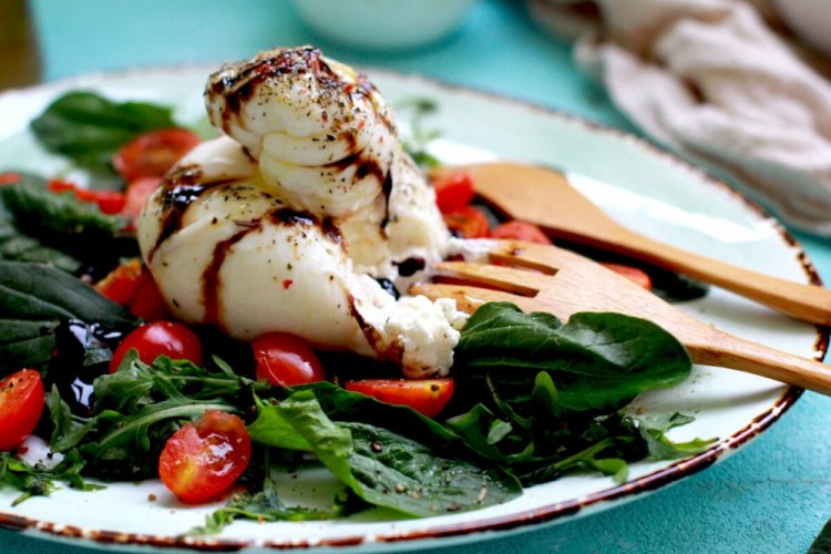 Spinach and Burrata Salad