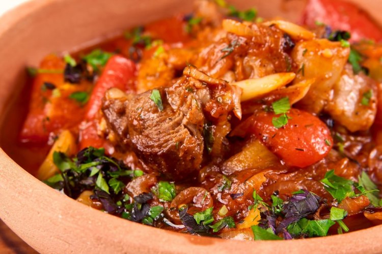 Beef with Bell Peppers and Tomatoes in an Afghan Kazan