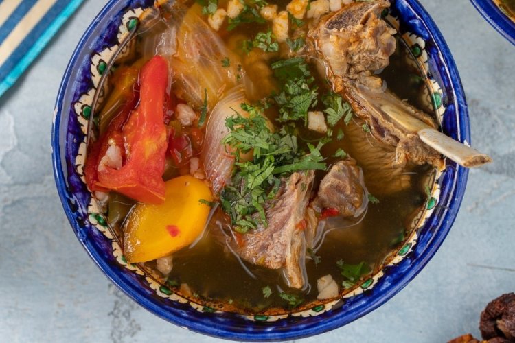 Shurpa con sofrito en caldero afgano