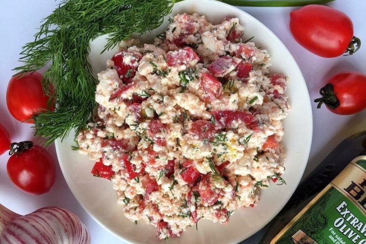 Ensalada de tomate, requesón y cebollino
