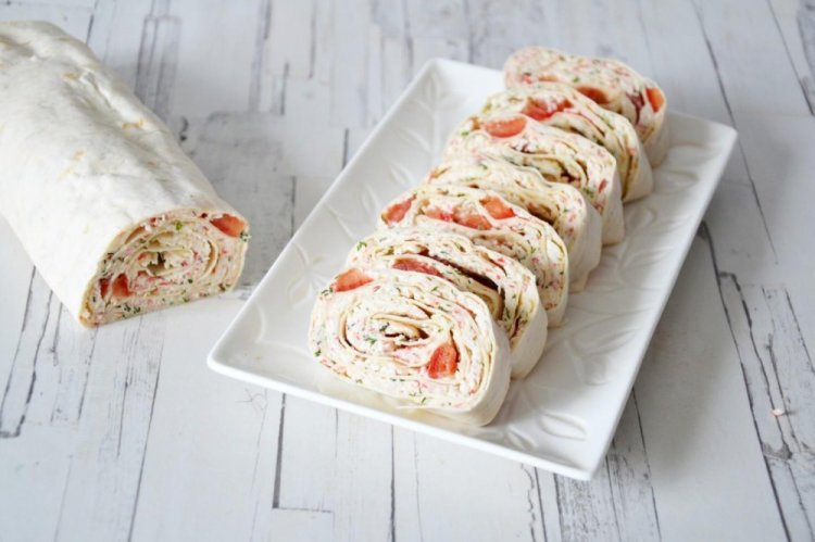 Rollo de lavash con tomates