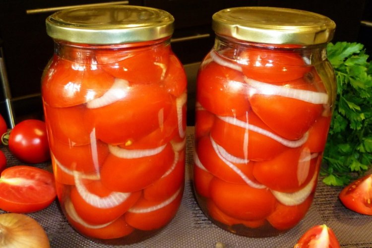 Tomates en conserva con cebolla