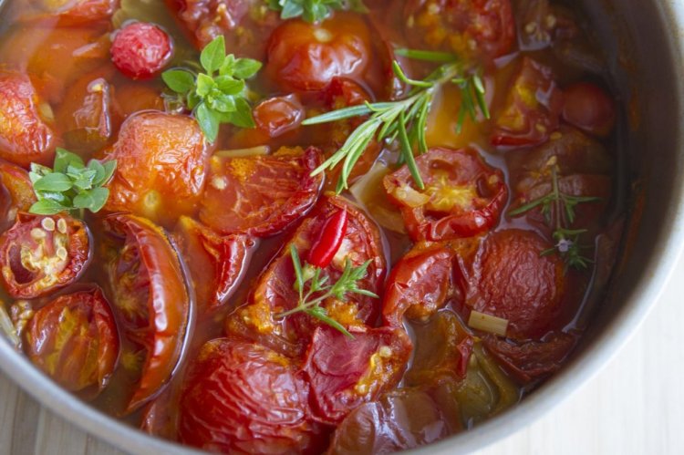 Tomates estofados con cebolla y ajo