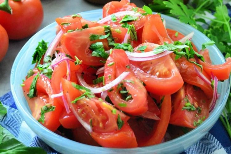 Ensalada de tomate con cebolla y cilantro