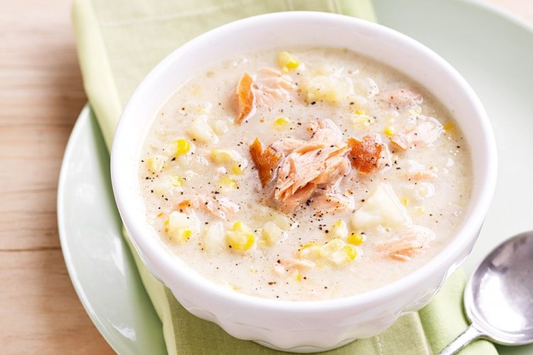 Sopa cremosa de pollo ahumado y maíz