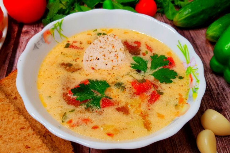 Sopa cremosa de pollo y tomates