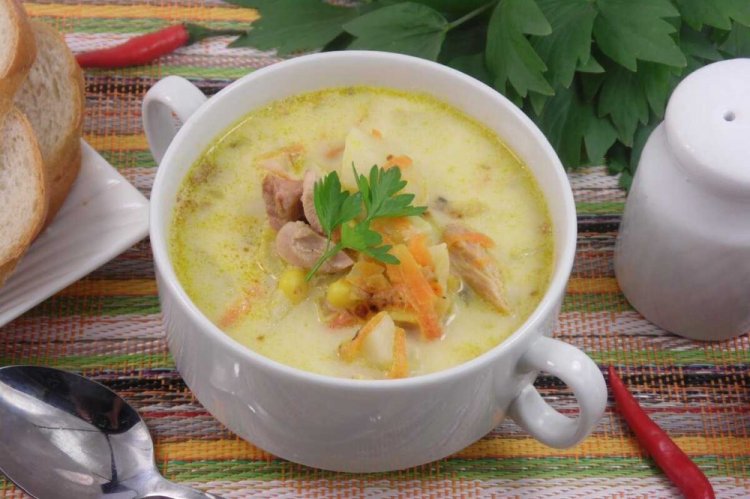 Sopa cremosa de pollo y patatas