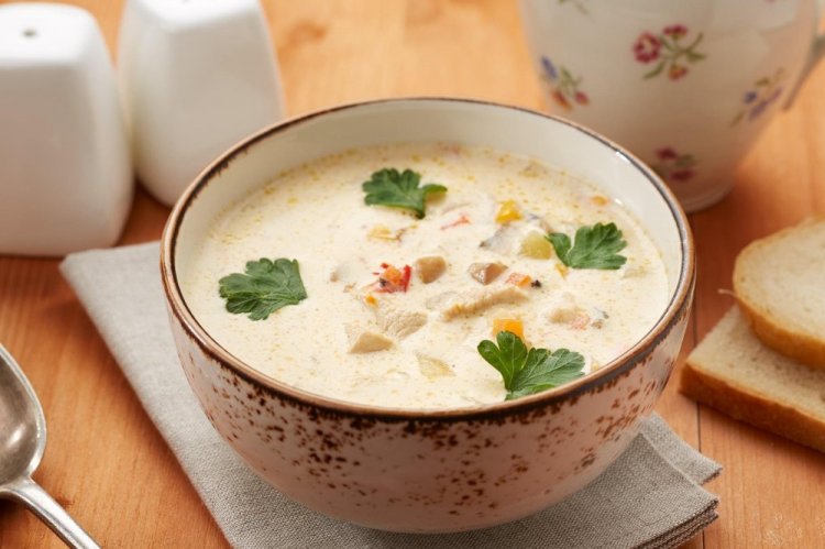 Sopa cremosa de pollo y queso fundido