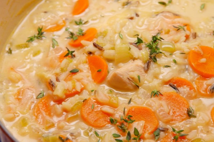 Sopa cremosa de pollo y arroz