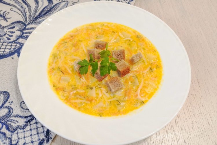 Sopa cremosa de pollo y fideos