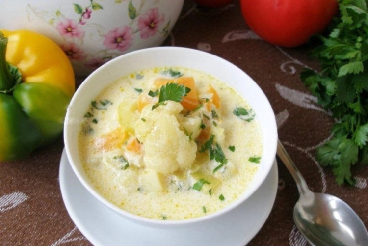 Sopa cremosa de pollo y coliflor