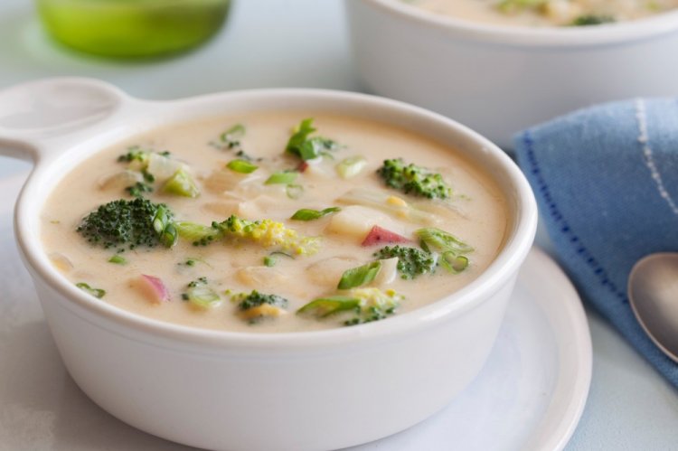 Sopa cremosa de pollo y brócoli