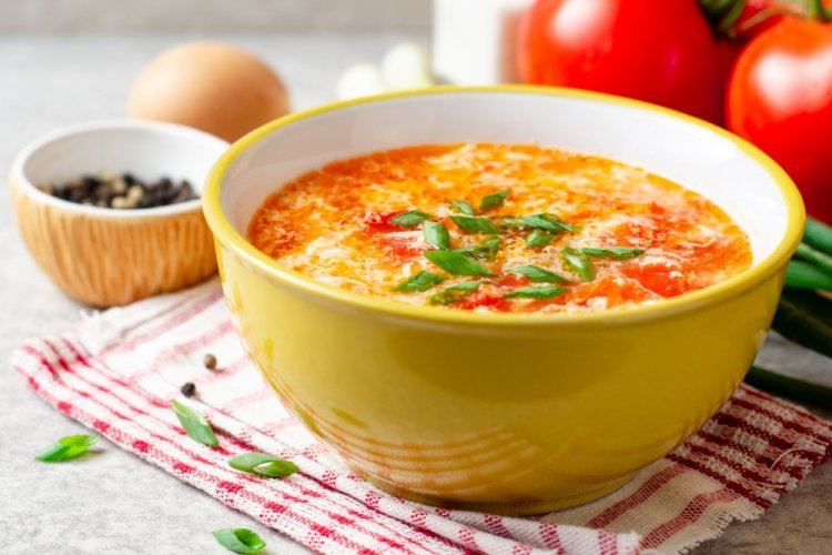 Sopa cremosa de pollo, verduras y huevo
