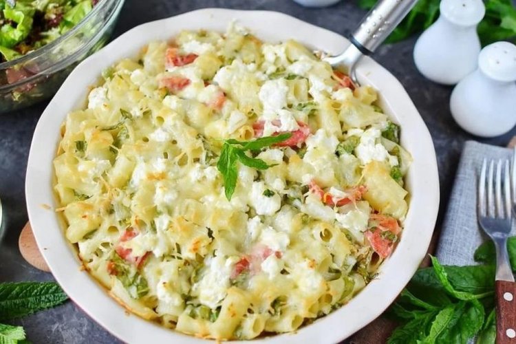 Baked Mac and Cheese with Cottage Cheese and Green Peas