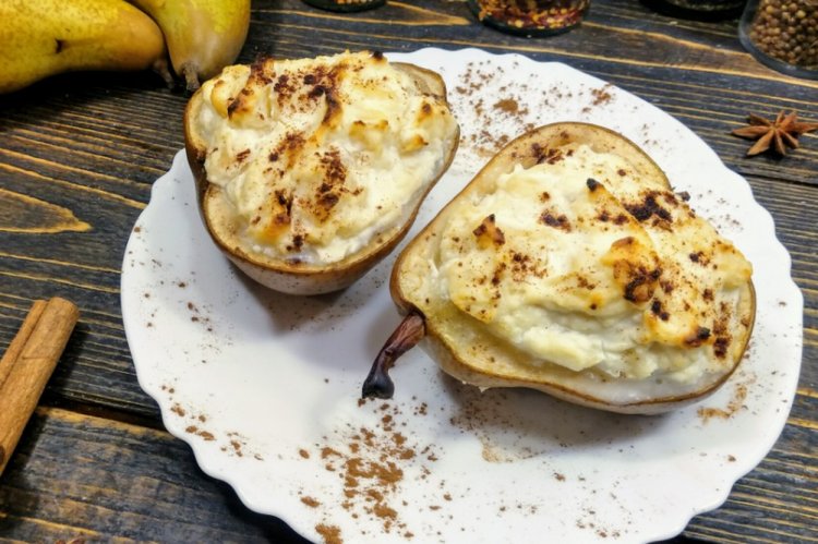 Pears with Cottage Cheese and Nuts