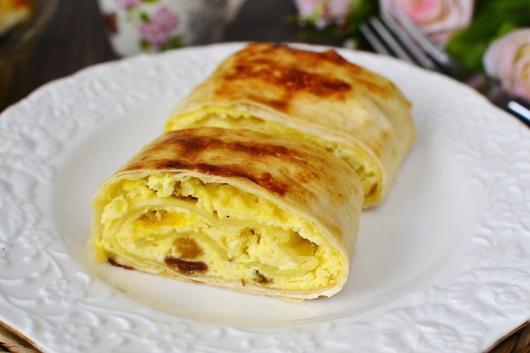 Lavash Roll with Cottage Cheese and Raisins