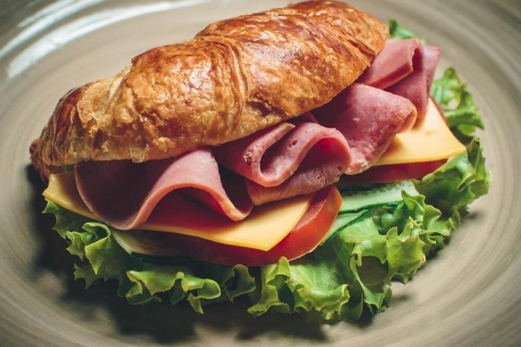 Cruasán sándwich de jamón y queso