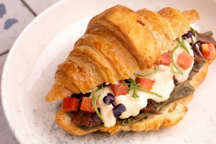 Cruasán sándwich de ternera