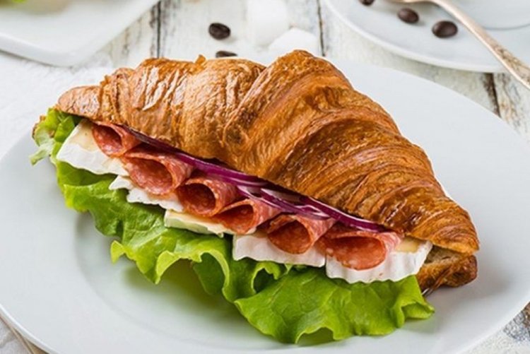 Cruasán sándwich de salchicha y pesto
