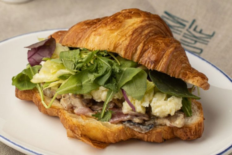 Cruasanes sándwich de champiñones y espinacas