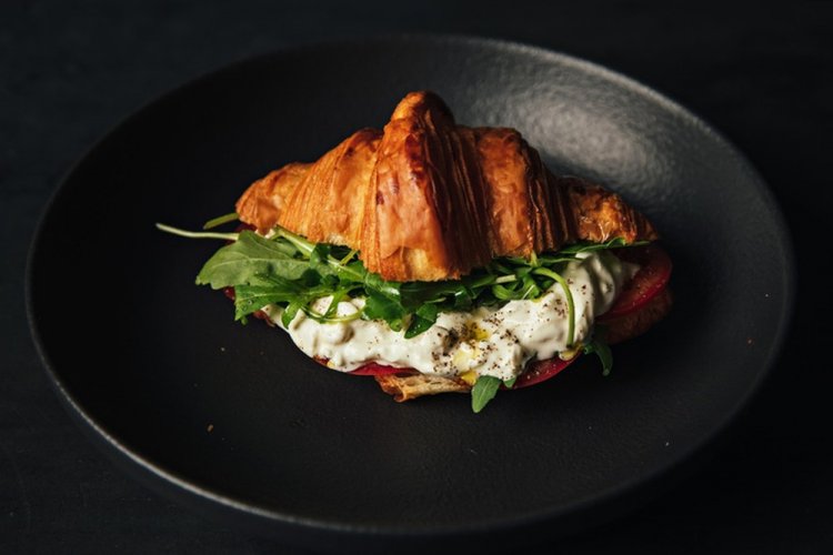 Cruasán sándwich de stracciatella y rúcula