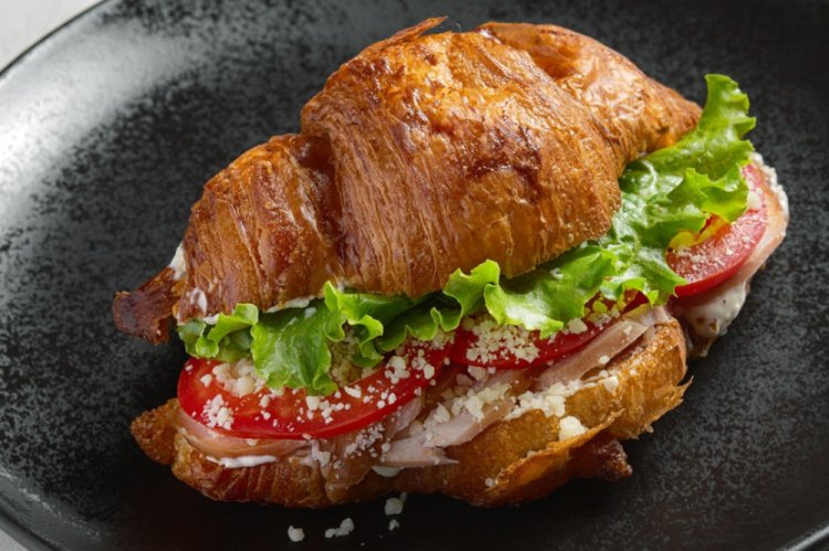 Cruasán sándwich de pollo ahumado