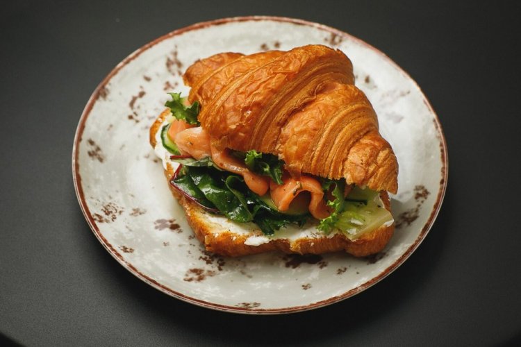 Cruasanes sándwich de espinacas y pescado rojo