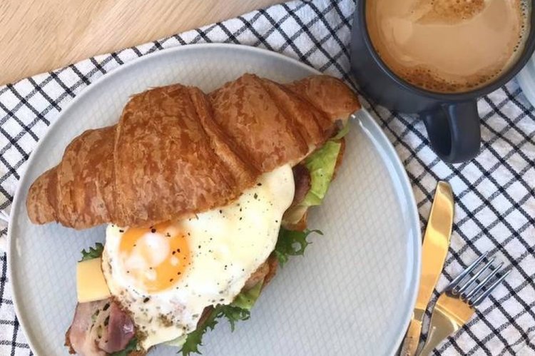 Cruasán sándwich de huevo y beicon