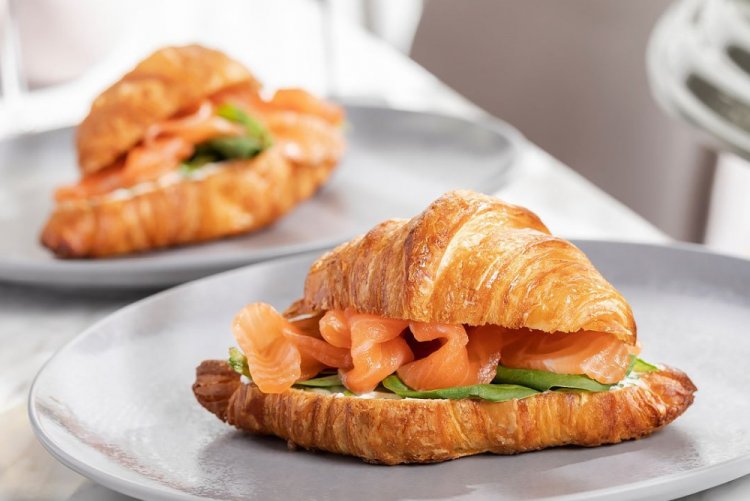 Cruasanes sándwich de salmón y aguacate