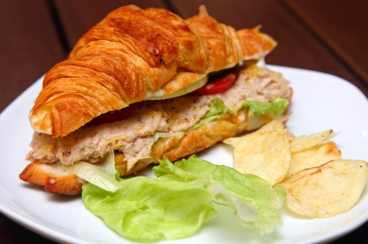 Cruasanes sándwich de atún y verduras