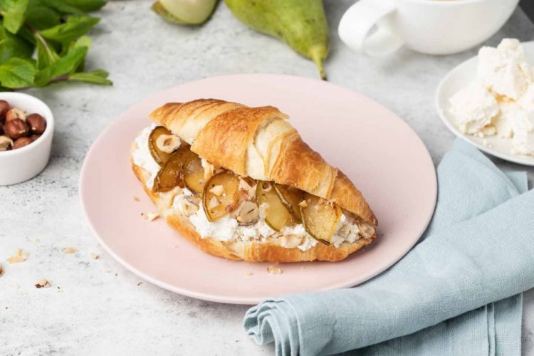 Cruasanes sándwich de pera y queso