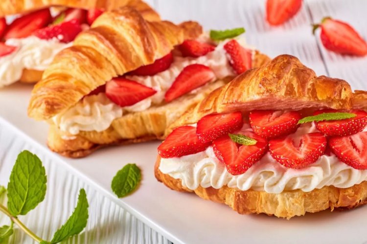 Cruasán sándwich de fresa y crema de queso