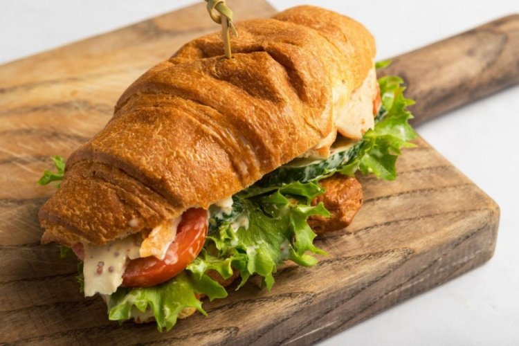 Cruasanes sándwich de pollo