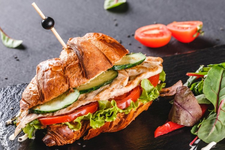 Cruasán sándwich de pavo