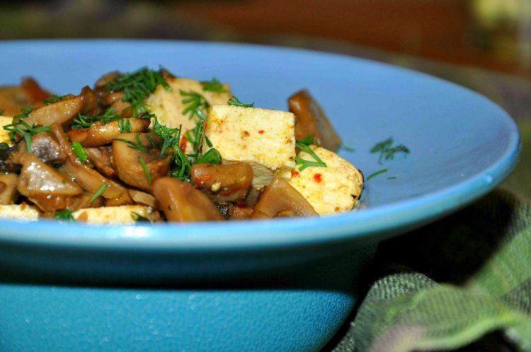 Tofu frito con champiñones