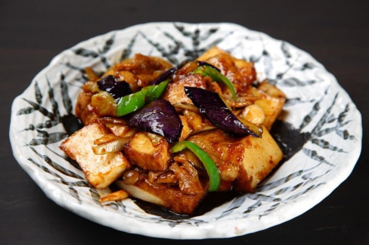 Tofu frito con berenjenas
