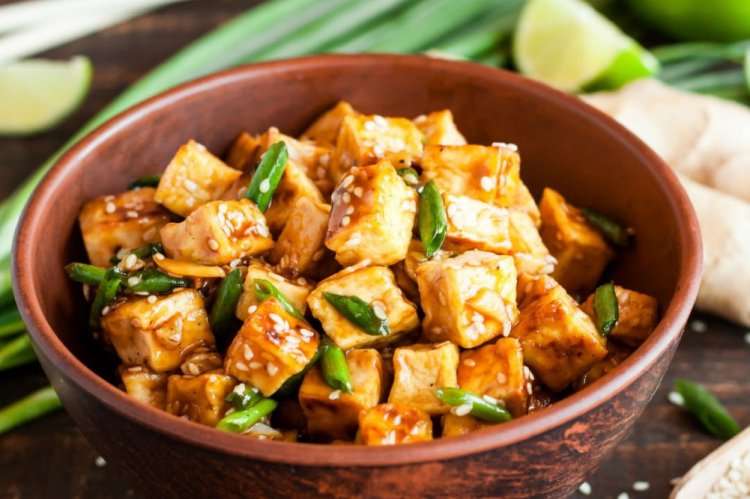Tofu frito en salsa de soja y miel
