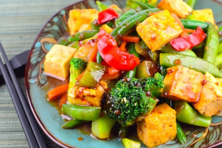 Tofu frito con verduras