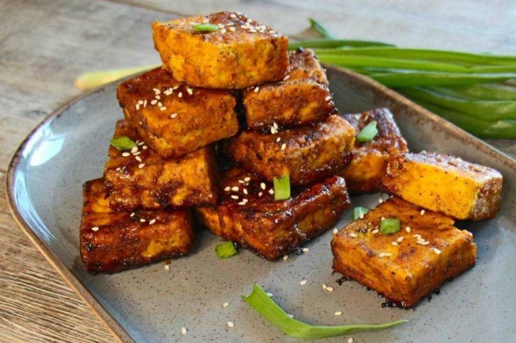 Tofu frito con salsa tamari