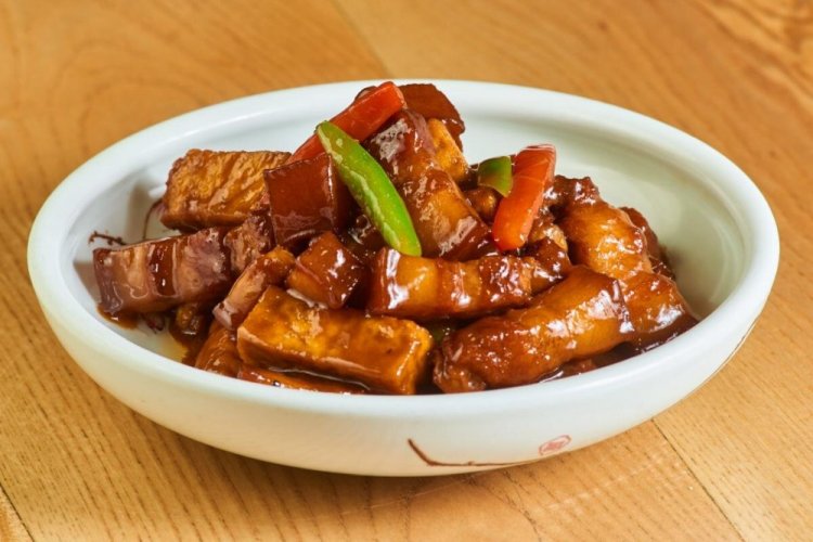 Tofu frito al estilo japonés en salsa de soja