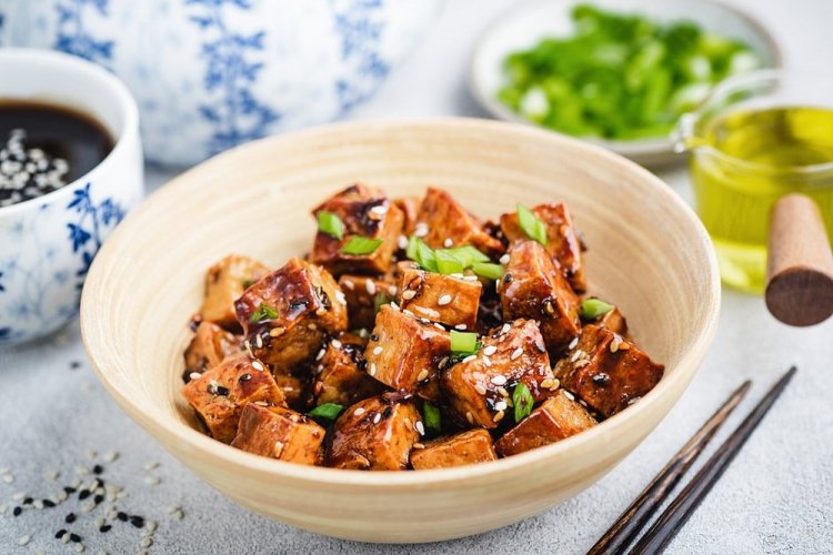 Tofu frito con sake