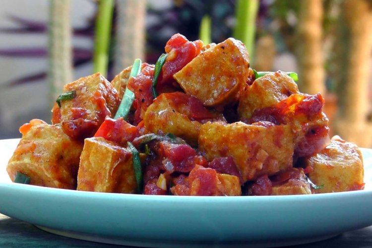 Tofu frito en tomate