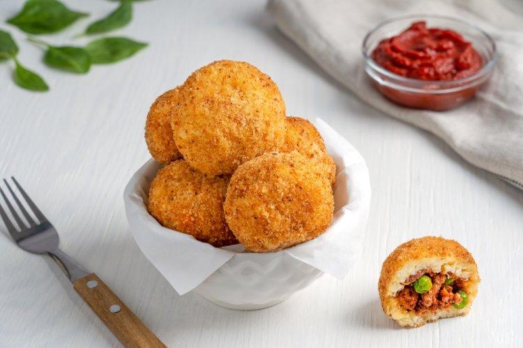 Arancini with Minced Meat and Green Peas
