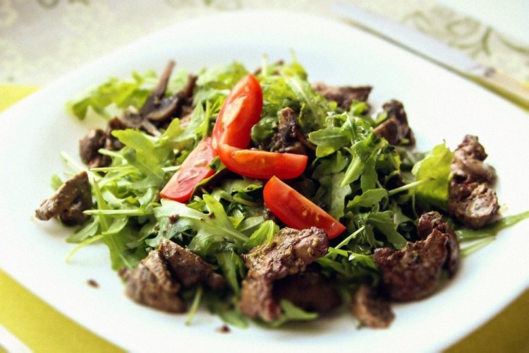 Ensalada tibia de hígado de pollo, rúcula y tomates