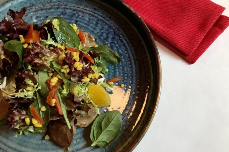 Ensalada tibia de hígado de pollo, bulgur y albaricoques secos