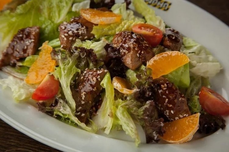 Ensalada tibia de hígado de pollo y mandarinas