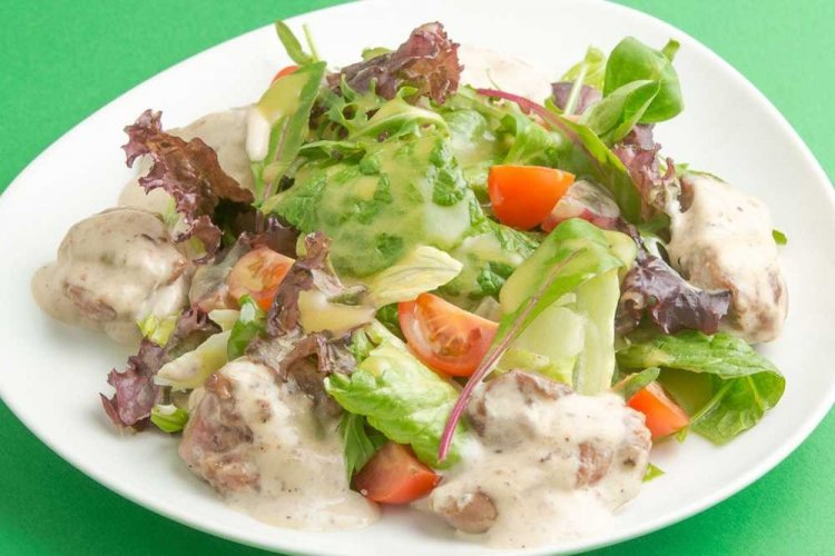 Ensalada tibia de hígado de pollo en crema