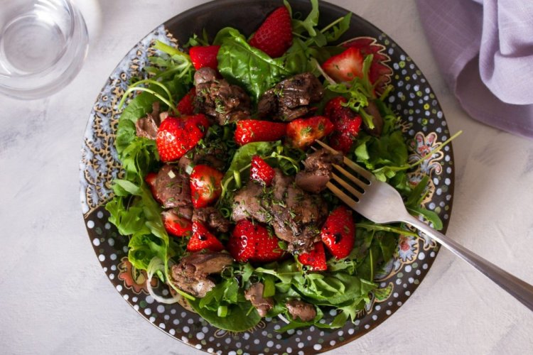 Ensalada tibia de hígado de pollo y fresas
