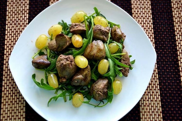Ensalada tibia de hígado de pollo y uvas