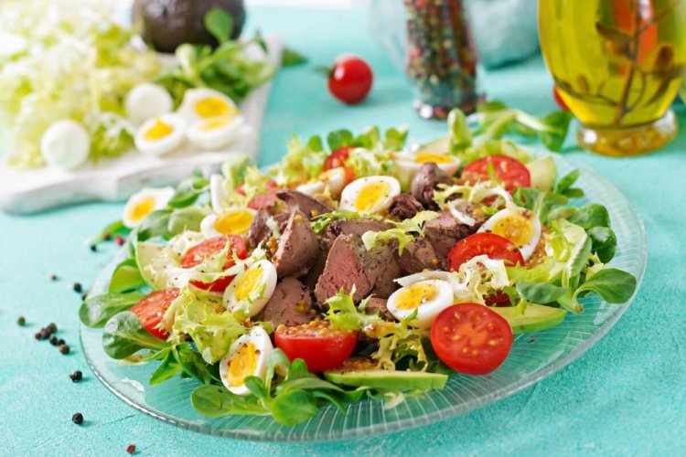Ensalada tibia de hígado de pollo y aguacate